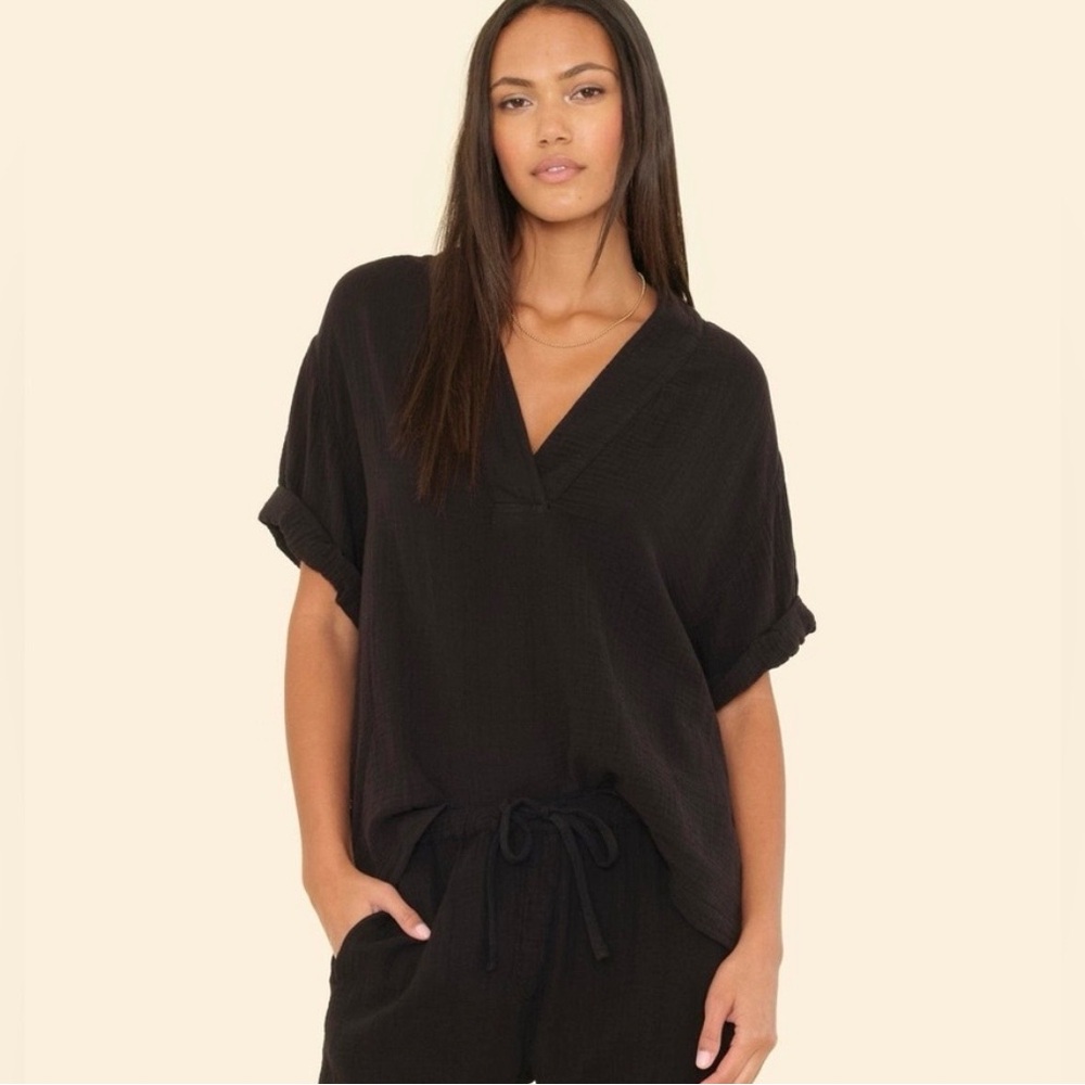XiRENA Black V-Neck Short Sleeve Top